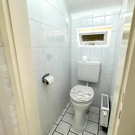 Charming House With Garden In דירה קרפלד