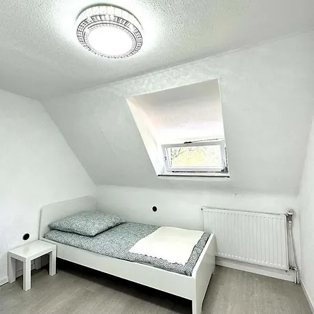 Charming House With Garden In דירה *