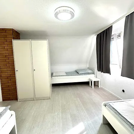 Charming House With Garden In דירה *