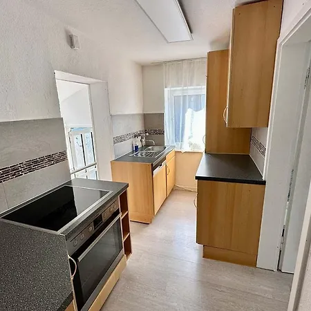 Charming House With Garden In דירה קרפלד