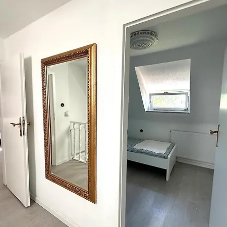 Charming House With Garden In דירה