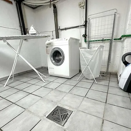 Charming House With Garden In דירה