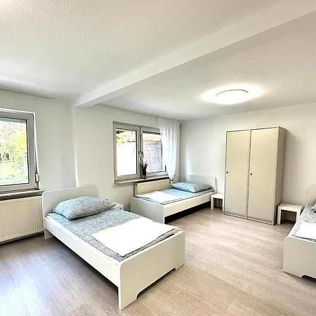 Charming House With Garden In דירה