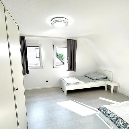 Charming House With Garden In דירה קרפלד